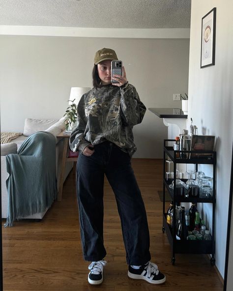 april outfits • • • • #dailyoutfitinspo #outfitideas #springoutfits #outfitoftheday #sustainablefashion #ootd Camo Sweatshirt Outfit, Yankees Hat Outfit, April Outfits, Baseball Hat Outfit, Black Baggy Jeans, Casual Spring Outfit, Yankees Hat, Camo Sweatshirt, No Rain