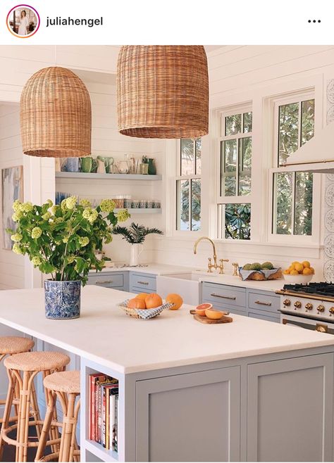 Model Dapur, Cottage Style Kitchen, Charming Farmhouse, Interior Design Per La Casa, Gray Cabinets, Interior Vintage, Pretty Kitchen, Design Blogs, Ideas Kitchen