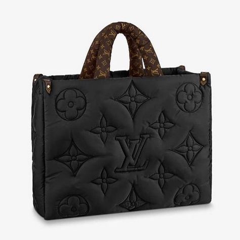 DLV on Instagram: “LV PILLOW On the Go GM €2300 There's Beige version as well. Along with Multi Pochette as well as Speedy 25. I kinda really dig this!…” Louis Vuitton Bag Limited Edition, Louis Vuitton Puffer Bag, Louis Vuitton Onthego, Lv Shoulder Bag, 달력 디자인, Designer Labels, Louis Vuitton Limited Edition, Monogram Pillows, Lv Bags