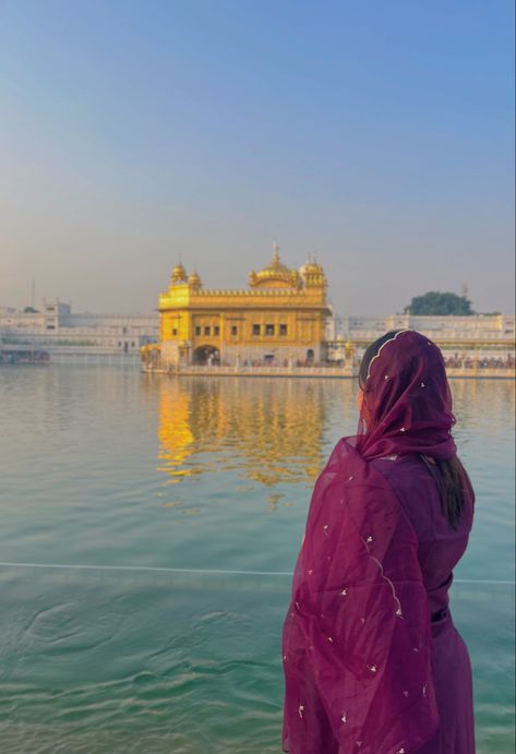 Couple In Temple Indian, Golden Temple Photo Ideas, Amritsar Outfit Ideas, Amritsar Golden Temple Photography, Golden Temple Photography, Golden Temple Aesthetic, Amritsar Aesthetic, Goa Photos, Creative Beach Pictures