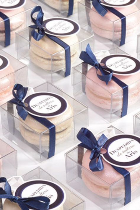 Packaging Macarons Ideas, Wedding Doorgift, Macaron Packaging, Cupcake Stand Wedding, Wedding Sweets, Bakery Packaging, Wedding Gifts For Guests, Wedding Souvenirs, Cupcake Stand