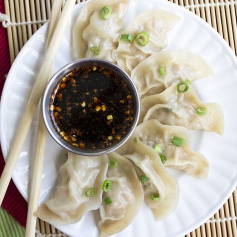 Chive Dumpling Recipe, Pork And Chive Dumplings, Wonton Dumplings, Stomach Rumbling, Bread Booze Bacon, Pork Dumplings, Chicken Spring Rolls, Pork Dumpling, Chinese Dumplings