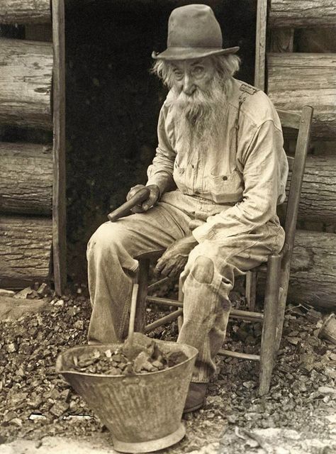 Appalachian People, Old West Photos, Old Time Photos, Wilde Westen, John B, Old Photography, Old Photographs, Mountain Man, Antique Photos