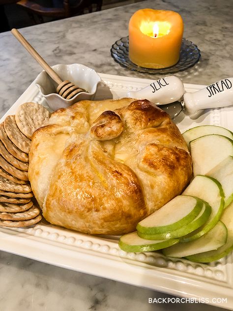 Baked brie with a wheel of brie + puff pastry; serve with lavash or water crackers, apples, and honey. A simple, yet elegant appetizer. Baked Brie Honey, Honey Puffs, Apples And Honey, Looks Can Be Deceiving, Brie Puff Pastry, Brie Appetizer, Puff Pastry Appetizers, Apple Puff Pastry, Water Crackers