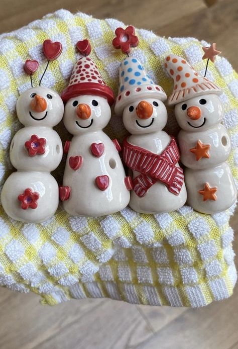 Easy Christmas Pottery Ideas, 5th Grade Clay Projects, Making Christmas Ornaments, Clay Christmas Decorations, Ceramic Christmas Decorations, Pottery Ornaments, Kids Pottery, Christmas Clay, Polymer Clay Christmas