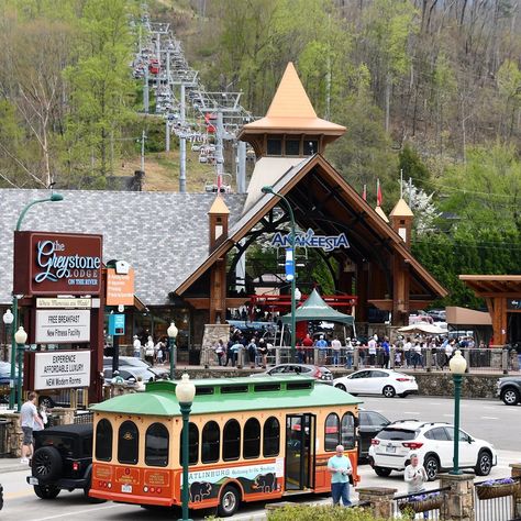 If I Only Had One Day in Gatlinburg, this is How I'd Spend It Gatlinburg For Adults, Ober Gatlinburg Tennessee, Downtown Gatlinburg Tennessee, Things To Do In Gatlinburg Tennessee, Gatlinburg Tennessee Aesthetic, Gatlinburg Tennessee Things To Do In, Gatlinburg Restaurants, Travel Tennessee, Gatlinburg Tennessee Vacation