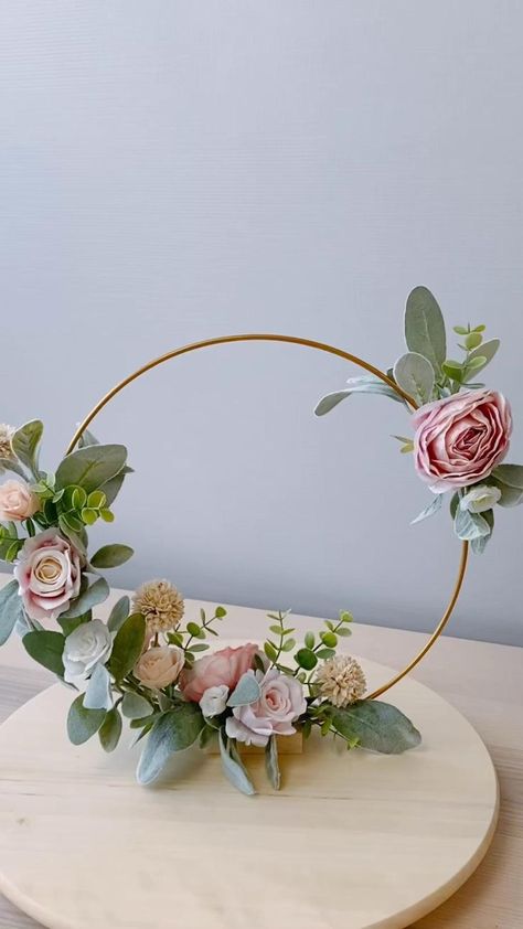 Decoration Communion, Wedding Decorations Diy Centerpiece, Creative Flower Arrangements, Flower Arrangements Simple, Wedding Centerpieces Diy, Anniversary Decorations, Flower Arrangements Diy, Floral Hoops, Wedding Decor Elegant