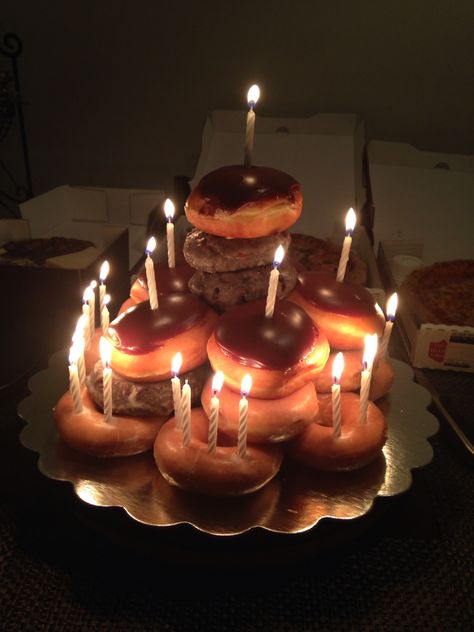 Diy Donut Cake Tower, Krispy Kreme Cake Birthday, Krispy Kreme Donut Cake, Krispy Kreme Cake, Krispy Kreme Birthday, Donut Candle Birthday, Donut Burger Krispy Kreme, Krispy Kreme Pink Donut, Donut Tower