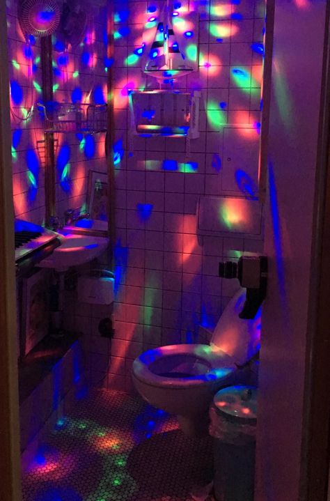 Blacklight Bathroom, Rave House Party, Funky Toilet Decor, Trippy Party Ideas, Bathroom Party Decor, Rave Apartment, Trippy Bathroom Ideas, 80s Prom Decorations, Disco Toilet