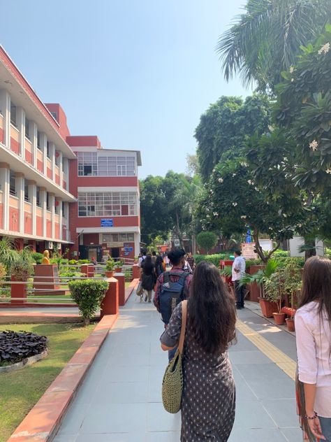 Delhi College Snapchat, Hansraj College Delhi, Medical College India Aesthetic, Delhi College Aesthetic, College Pictures Friends, India College Aesthetic, Fake College Class Snaps, College Life Aesthetic Indian, Delhi University Aesthetic North Campus