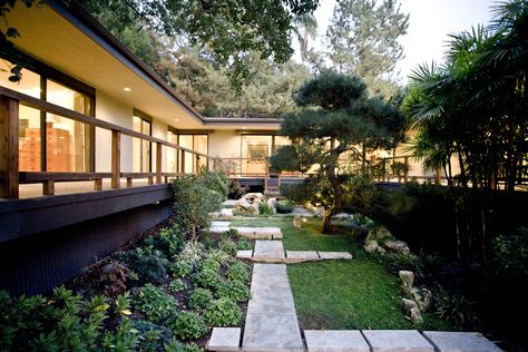 Asian House Exterior, Modern Asian House, Modern Asian Decor, Asian House, Asian Landscape, Mid Century Interior, Modern Asian, Hawaii Homes, Mid Century Modern Home