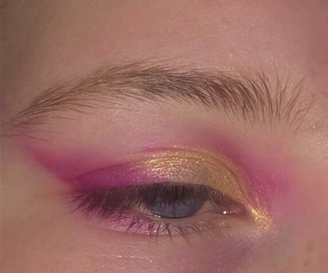 Gold Pink Makeup Look, Pink Eyeshadow With Eyeliner, Gold And Pink Eye Makeup, Rosetta Fairy Makeup, Pink Yellow Eyeshadow, Yellow Pink Makeup, Orange Fairy Makeup, Pink And Gold Eyeshadow Looks, Pink And Gold Makeup Looks