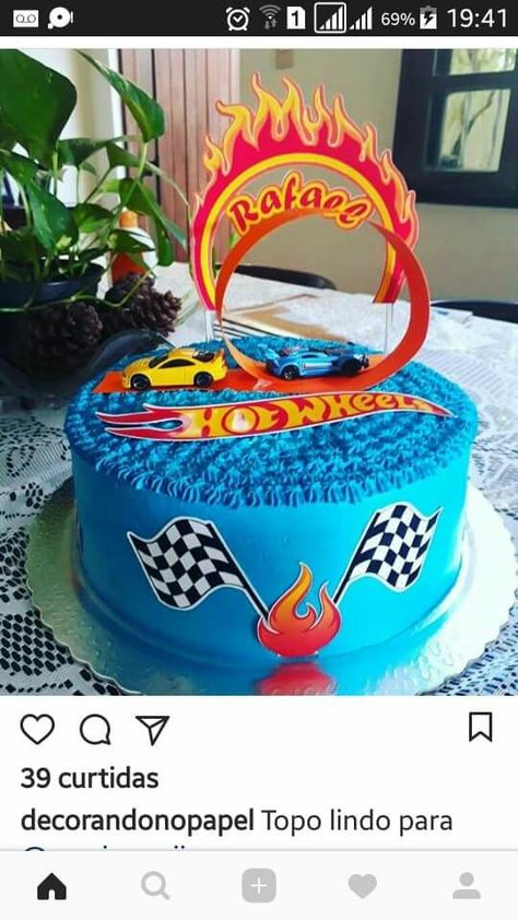 Bolo Hot Wheels Chantilly, Pastel Hot Wheels, Hot Wheels Themed Birthday Party, Wheels Cake, Bolo Hot Wheels, Hot Wheels Cake, Shark Birthday Cakes, Hotwheels Birthday Party, Superhero Birthday Cake