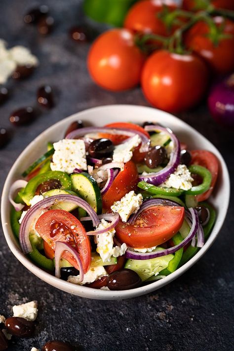 Classic Greek Salad, Food Staging, Fresh Salad, Recipe Community, Food Favorites, Healthy Salad, Greek Salad, Healthy Diet Plans, Top Recipes