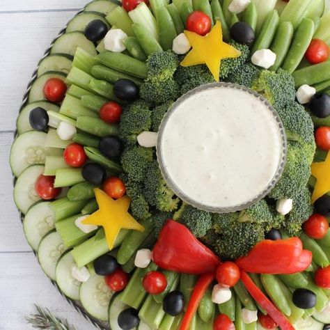 Cutest veggie tray wreath, perfect for any Christmas party or get together! Christmas Veggie Tray, Christmas Vegetables, Vegetable Tray, Christmas Recipes Appetizers, Christmas Fruit, Veggie Tray, Christmas Brunch, Xmas Food, Holiday Appetizers