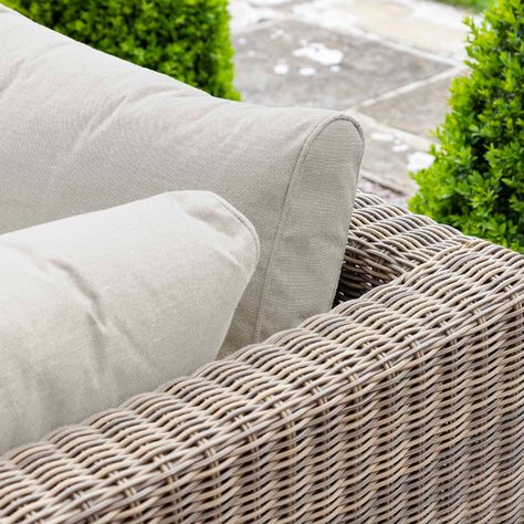 British countryside garden sofa Breakfast Balcony, Grey Rattan Garden Furniture, Wicker House, Outdoor Table Decor, Luxury Garden Furniture, Rattan Outdoor Furniture, Cream Cushions, British Seaside, Garden Lounge