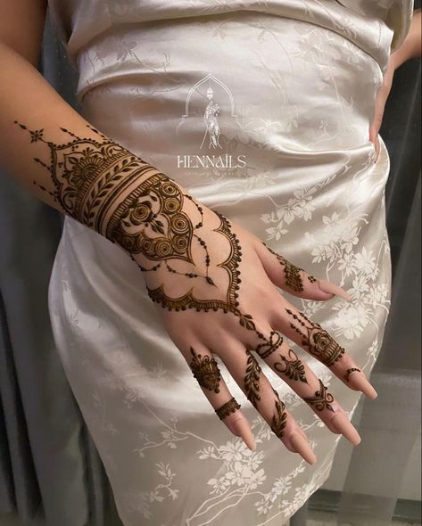 Islamic Henna Designs, Henna Styles Simple, Arabic Mehndi Designs Palm, Arabic Wedding Mehndi Designs, Mehndi Designs 2024, Henna Islam, Simple Back Hand Mehndi Designs Arabic, Palm Hand Mehndi Designs, Henna Designs Hand Arabic