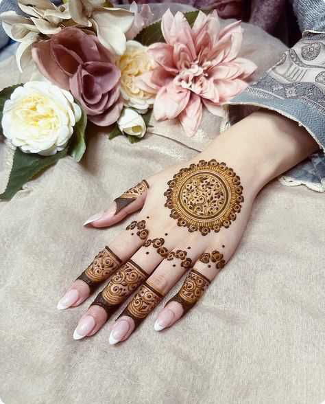 Best 10+ Karwa Chauth Mehndi Design 1 Karwa Chauth Mehndi, Karva Chauth Mehndi, Party Henna, Karva Chauth, Mehndi Designs Bridal Hands, Rose Mehndi Designs, Mehndi Designs For Kids, Very Simple Mehndi Designs, Simple Mehndi Designs Fingers