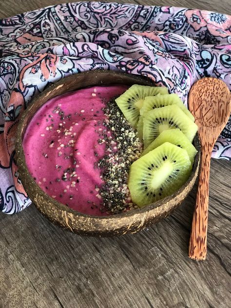 Grape Smoothie Bowl, Dragon Fruit Smoothie Bowl Recipe, Basic Smoothie, Dragon Fruit Bowl, Fruit Smoothie Bowl, Dragon Fruit Smoothie Bowl, Grape Smoothie, Yoghurt Bowl, Cup Plant