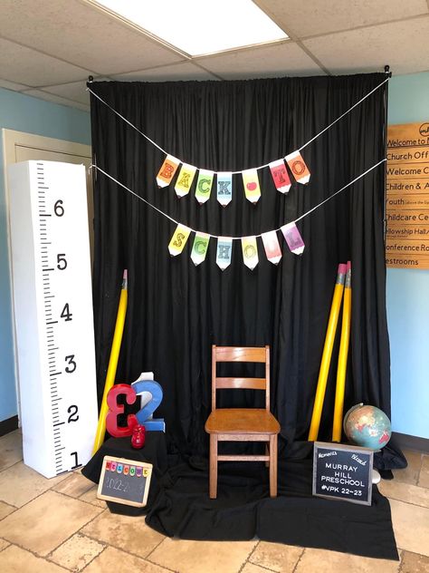 Back to School Photo Backdrop School Photo Booth Ideas, Back To School Photo Backdrop, School Photo Backdrop, Kindergarten Graduation Pictures, Photo Booth Backdrop Graduation, Preschool Photography, Kindergarten Photos, Transportation Birthday Party, Preschool Pictures