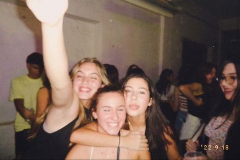 Disposable Camera Party, Aesthetic Disposable Camera, Doctor Insta, Disposable Film Camera, Film Party, Friends Group Photo, Film Camera Photography, Digital Pics, Camera Aesthetic