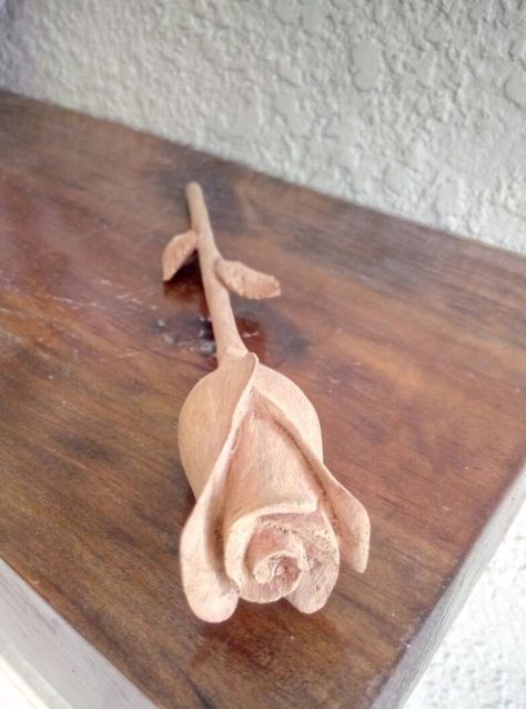 Rose Carving, Ancient Drawings, Simple Wood Carving, Wooden Roses, Carved Wood Sculpture, Wood Craft Projects, Wood Art Projects, Diy Roses, Flower Carving