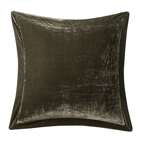 The Stella Silk Velvet Flanged Euro Sham embodies casual elegance, with its luxe velvet textures and simple flange borders. Its glossy sheen and satisfyingly smooth hand feel bring a high-end finish to any bedroom.