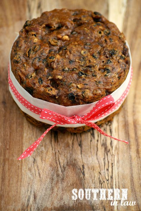 The Easiest Gluten Free Fruit Cake Recipe with No Added Sugar - low fat, gluten free, vegan, refined sugar free, healthy, egg free, dairy free Sugar Free Fruit Cake, Vegan Fruit Cake, Gluten Free Christmas Cake, Gluten Free Fruit Cake, Fruit Cake Recipe Christmas, Sugar Free Fruits, Fruit Cake Recipe, Cake Light, Cake Fruit