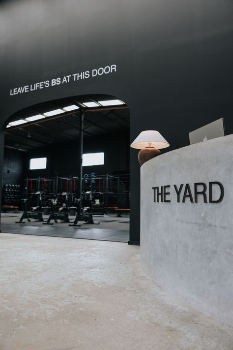 Gym Lounge Design, Concrete Gym Interior, Industrial Fitness Studio, All Black Gym Interior, Rustic Gym Design, Black Turf Gym, Powerlifting Gym Design, Workout Studio Design, Unique Gym Design