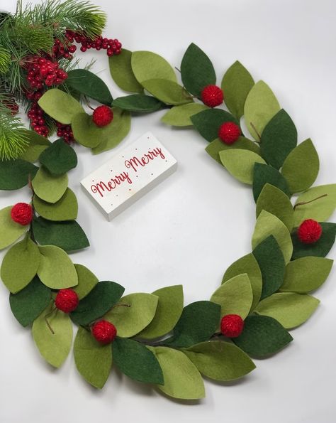 Felt Christmas Wreath, Felt Leaf Wreath, Yarn Ball Wreath, Felt Leaf, Diy Felt Christmas Ornaments, Holly Decorations, Felt Flowers Diy, Ball Wreath, Yarn Balls