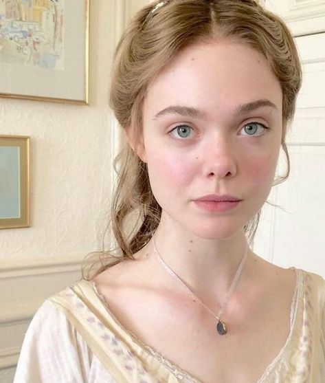 Tag someone who loves her⬇️💕 Elle Fanning 😍 She is a pure beauty Follow @80slolita for more🍒🌠 19th Century Makeup, Elle Fanning Makeup, Elle Fanning Aesthetic, 19th Century Hairstyles, Elle Fanning Style, Fanning Sisters, Dakota And Elle Fanning, Dakota Fanning, Estilo Hippie