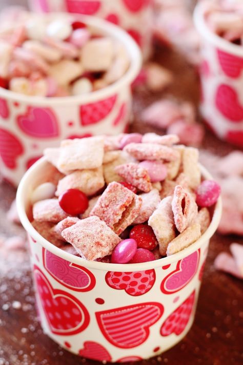 Valentine's Muddy Buddies Valentines Snack Ideas, Easy Treats For Kids, Snacks Valentines Day, Easy Treat Recipes, Treat Recipes Easy, Valentines Day Snacks, Treats Valentines Day, Valentine Charcuterie, Muddy Buddy Recipes