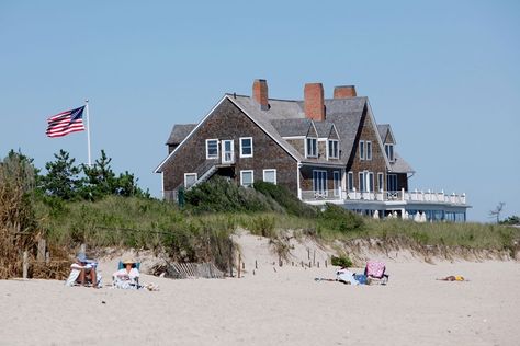 A beach house in Southampton Beach Ocean Aesthetic, Hamptons Aesthetic, Cedar Shake, Hamptons Summer, Hampton Beach, Beach House Interior Design, Unique Postcards, Dream Beach Houses, Ocean Aesthetic