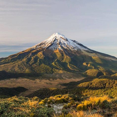 Taranaki New Zealand, New Zealand Photography, Mt Taranaki, The Pyramids, I Am Thankful, The Beauty Of Nature, Mount Rainier, Volcano, Nature Pictures