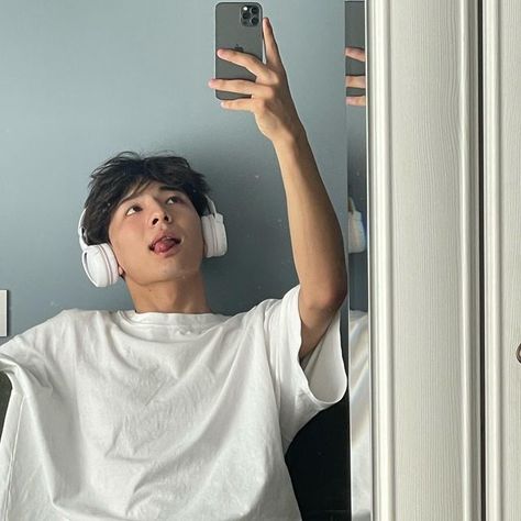 🐼 on Instagram: "🦙" Guy Selfies, Instagram Men, Best Profile Pictures, Mirror Selfie Poses, Boy Pictures, Best Photo Poses, Pretty Hands, Korean Aesthetic