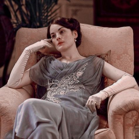 Photo of lady Mary flopped in a chair in downton abbey, circa season 1. Downton Abbey Mary, Downton Abbey Characters, Mary Crawley, Lady Mary Crawley, 20’s Style, Lady Sybil, Laura Carmichael, Elizabeth Mcgovern, Dowager Countess