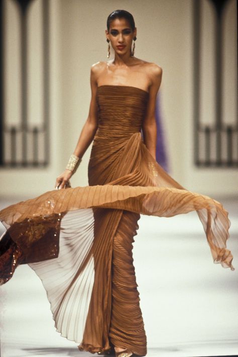 Sonia Cole, Winter Haute Couture, Haute Couture Runway, Valentino Runway, Runway Gowns, 90s Runway Fashion, Valentino Haute Couture, Vintage Runway, Runway Outfits