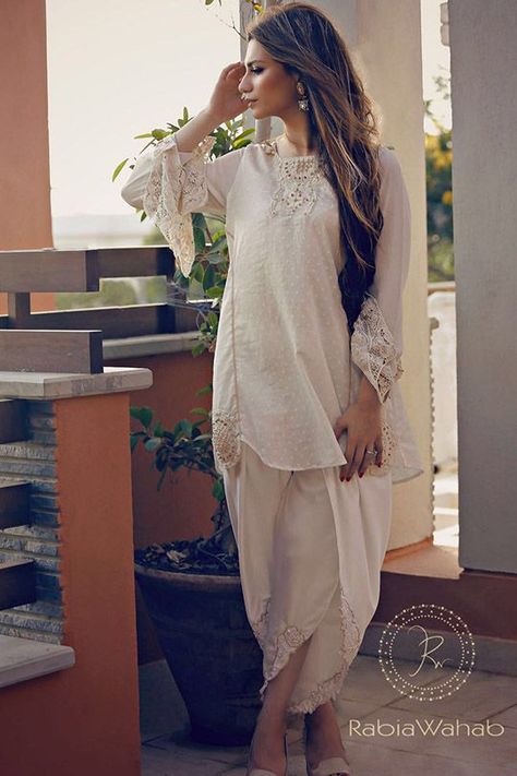 Tulip Shalwar, Fashion Tips And Tricks, Pakistan Clothes, Tulip Pants, Pakistani Fashion Casual, Kurti Designs Party Wear, Printed Dresses, Pakistani Designers, Indian Attire