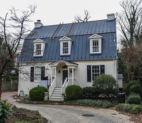 Dutch-colonial/Mansard-roof architecture. Dutch Colonial Exterior, Gambrel House, Dutch Colonial House, Dutch Colonial Homes, Gambrel Style, Usa House, Roof Ideas, Gambrel Roof, Mansard Roof