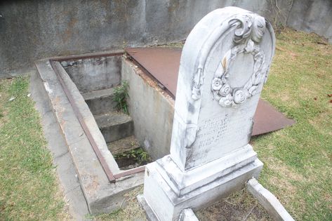 Unusual grave in Natchez: Irene Ford was about 10 yrs old. Family installed steps down to a window to look inside at the glass coffin. Window covered over decades ago. Steps still there if you ever want to climb down and see what its like to be 6 feet under while you can still turn around and walk out. Glass Coffin, 6 Feet Under, Tombstone Designs, Cemetery Headstones, Famous Graves, Yellow Fever, Grave Markers, Old Cemeteries, Cemetery Art