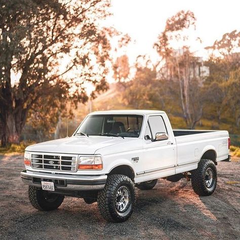 @avvblanc I think you just need to give me this thing! - Follow @cpaddict  - #white #f150 #f250 #f350 #obs #obsford #ford #follow #powerstroke #4x4 #single #regular #leveled #pickup #clean #follow #cpaddict White F150, Ford Obs, Old Ford Truck, Obs Ford, Obs Truck, Ford Diesel, Trucks Ford, Vintage Pickup, Good Looking Cars