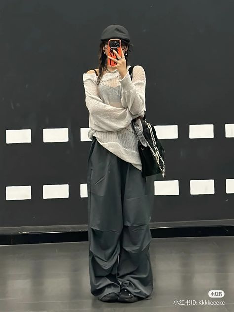 Oversized Polo Outfit Women, Oversized Polo Outfit Women Korean, Oversized Outfits For Women, Parashoot Pants Outfit, Style Aesthetics Types, Japanese Street Fashion Women, Street Style Oversized, Acubi Style, Japanese Street Wear