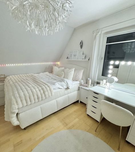 Aesthetic Rooms For Teenagers, Aesthetic White Apartment, Aesthetic White Room Ideas, White Bed Inspo Aesthetic, Clean Girl Room Inspo Aesthetic, White Teenage Bedroom, Room Ideas Single Bed, Bed Ideas White, White Girls Bedroom Ideas