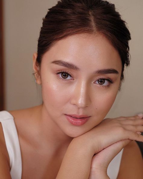 Filipina Makeup, Timeless Bridal Makeup, Bride Makeup Natural, Filipiniana Dress, Light Makeup Looks, Soft Makeup Looks, Daniel Padilla, Kathryn Bernardo, French Beauty