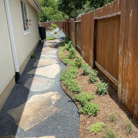 Narrow Yard Ideas Small Backyards, Alley Yard Ideas, Side Yard Ideas For Dogs, Small Narrow Yard Ideas, Side House Patio Ideas, Duplex Yard Ideas, Side Yard Ideas Narrow Between House And Fence, Sunny Side Yard Landscaping, Side Yard Pavers