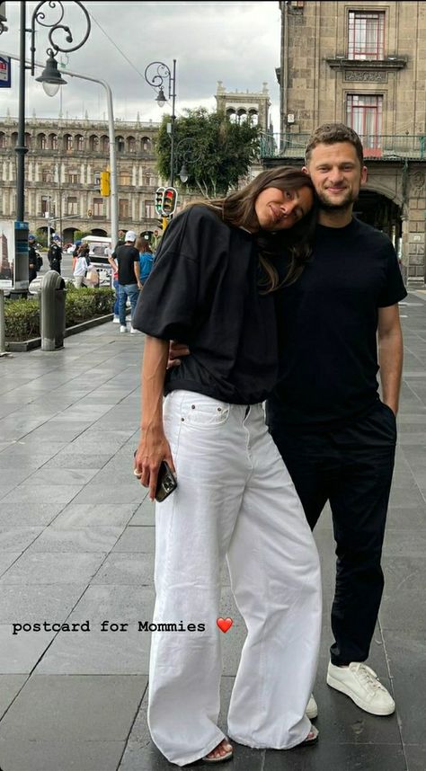 Julie Pelipas, Spring Streetwear, White Pants Outfit, Chic Over 50, White Jeans Outfit, 2022 Style, Mum Fashion, Chic Clothing, Fashion Victim