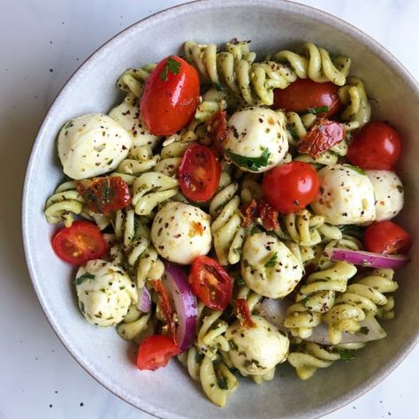 Creamy Pasta Salads, Caprese Pasta Salad, Caprese Pasta, Perfect Pasta, Creamy Pasta, Healthy Dishes, Healthy Salads, Sun Dried Tomato, Caprese Salad