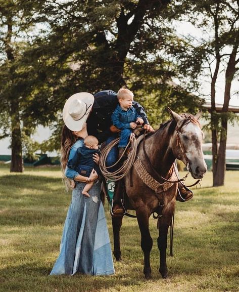 Cowboy Family Pictures, Country Family Photos, Western Family Photos, Country Couple Pictures, Country Relationships, Cute Country Couples, Pictures With Horses, Western Photoshoot, Cowgirl Magazine