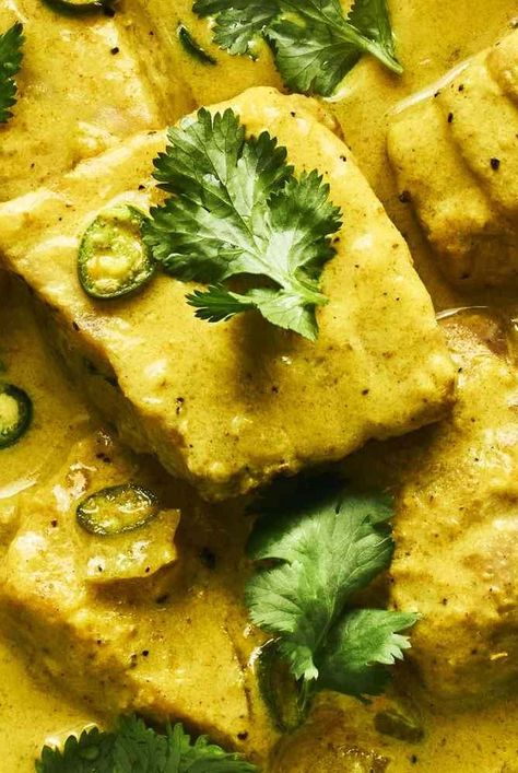 This tuna curry recipe from the Maldives features fresh tuna, spices, and coconut milk for an easy quick 30 minute dinner. Tuna Curry Recipes, Maldives Food Recipes, Maldives Recipes, Maldives Food, Tuna Curry, Fresh Tuna Recipes, Coconut Curry Sauce, Fresh Tuna, Tropical Food