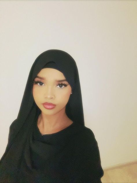 Somali Hair, Black Muslim Women, Somali Tiktok, Somali Girl Aesthetic, Pretty Somali Girl, Somali Aesthetic, Black Hijabi Girl, Girl Somali, Somali Girl Makeup